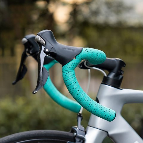 Owijka na kierownicę rowerową silikonowa perforowana - zielona Owijka na kierownicę rowerową silikonowa perforowana - zielona